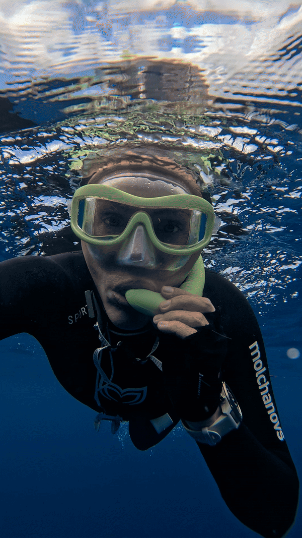 Taking the AGULHAS MOKARRAN Mask and Cepedianus Snorkel for a dive in open water.