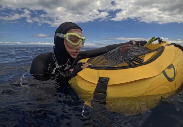 Preparing for a dive at the surface with the AGULHAS MOKARRAN Mask.